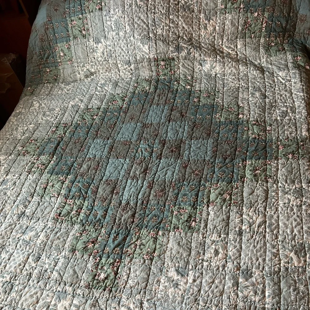 Lands End Ombré Quilt King Spread. Length 110”, width 90”. Reverse, solid green.
